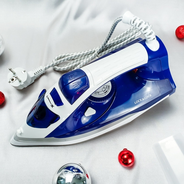2tgd335-ban-ui-hoi-nuoc-lock-lock-steam-iron-eni146blu
