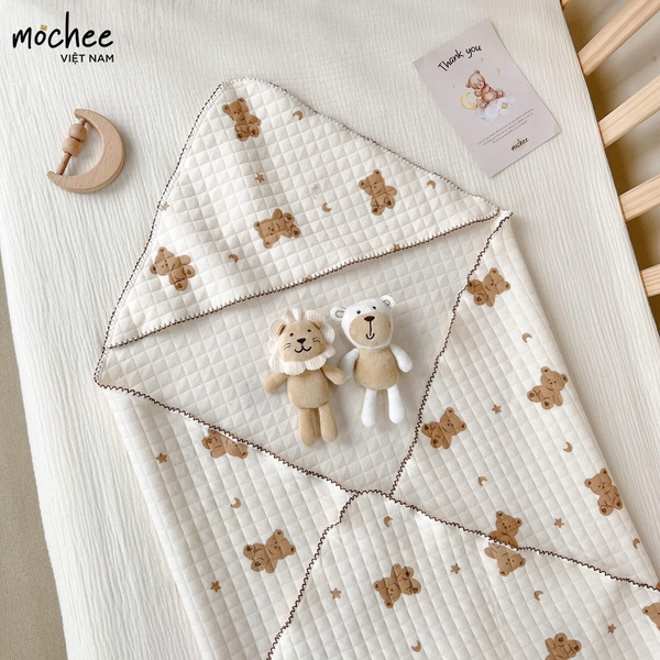 Chăn lụa cotton chần bông Mochee họa tiết hình gấu