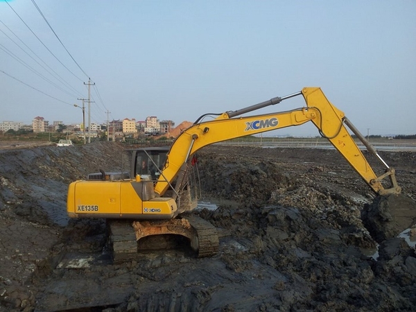 may-xuc-dao-xcmg-xe135b-gau-0-4-0-6-m3