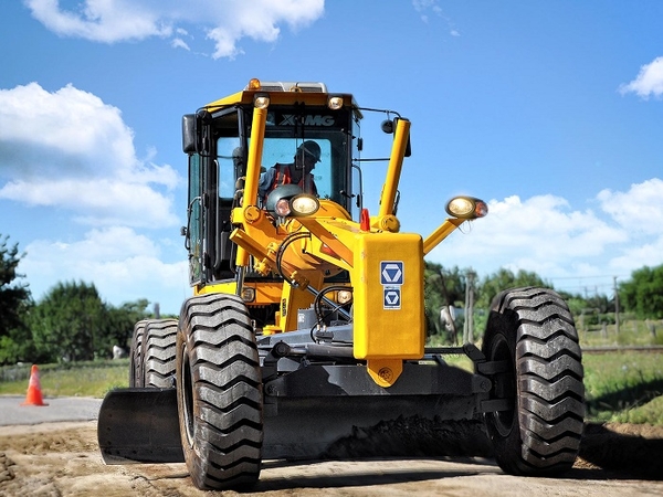may-san-gat-trung-quoc-xcmg-gr165