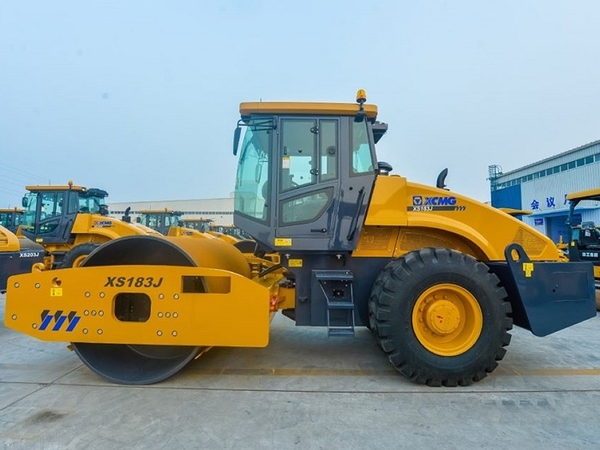xe-lu-rung-xcmg-xs183j-luc-rung-320-kn