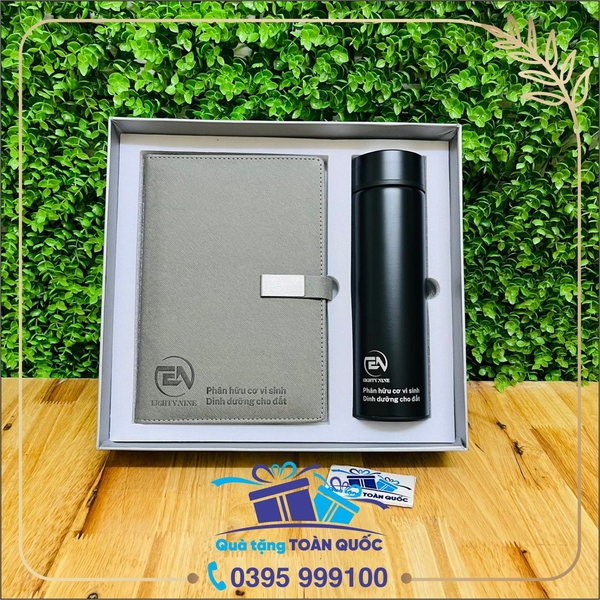 bộ quà tặng sổ da và bình giữ nhiệt, bộ gift set sổ mầu ghi và bình nước mầu đen, hộp mầu ghi đựng bình nước và sổ da, bộ quà tặng giáo viên, bộ quà tặng dưới 400k