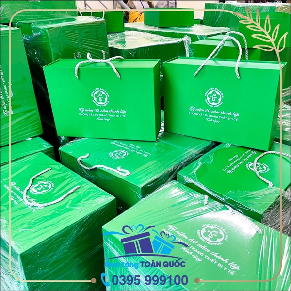hộp đựng bộ quà tặng mầu xanh, hộp giấy ngăn kéo có quai xách, hộp giấy cao cấp, bộ quà tặng bình giữ nhiệt nắp gỗ và ô dù