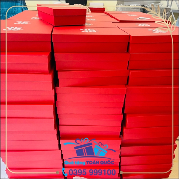 hộp giấy xi đỏ đựng ô dù và bình giữ nhiệt, hộp giấy đẹp, hộp đựng quà tặng, quà tặng hội nghị