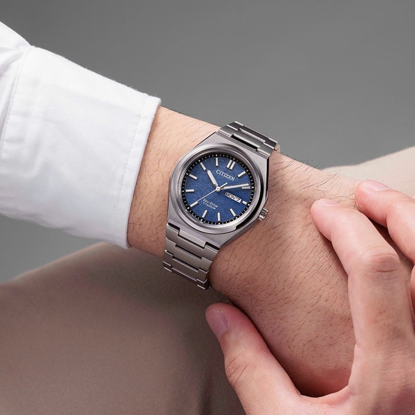  Citizen Quartz Eco-Drive Super Titanium Silver với mã : AW0130-85L xanh dương