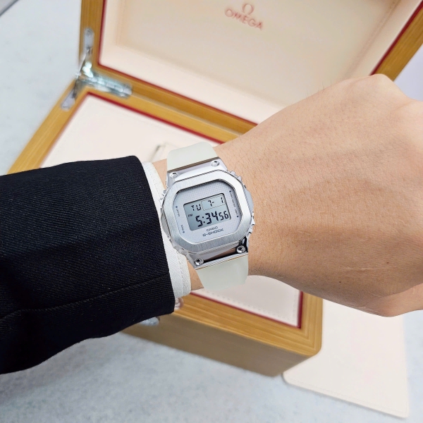 Casio Quartz Gshock GM-S5600SK-7DR Dây Nhựa Mặt Trắng