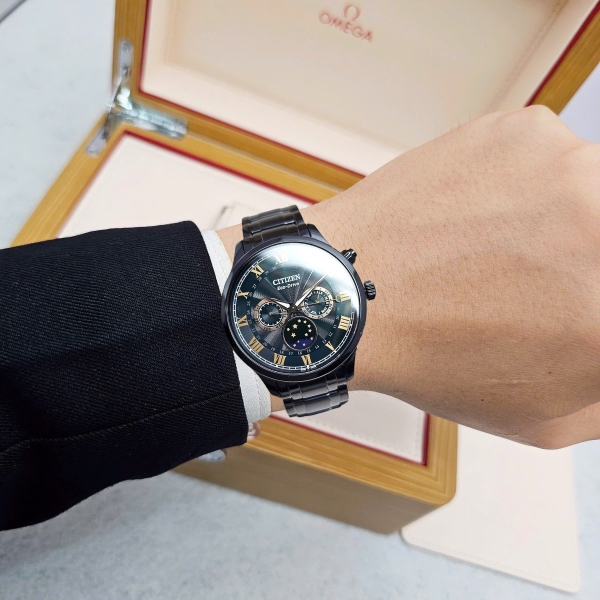 Đồng Hồ Nam Citizen Quartz Eco-drive MoonPhase Black Green AP1055-87X