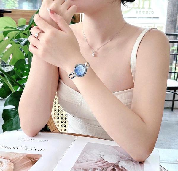 Đồng Hồ Nữ Citizen Quartz Eco-Drive EM0801-85N