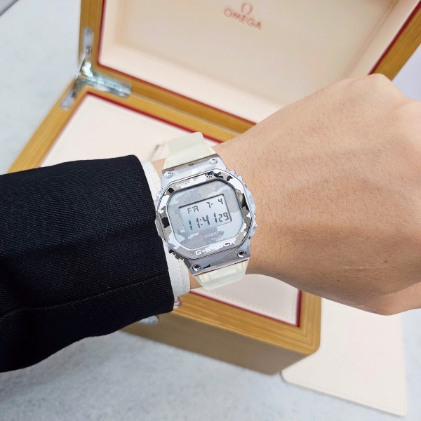 Đồng Hồ Nam Casio Quartz Gshock GM-5600SCM-1DR Dây Nhựa Mặt Trắng