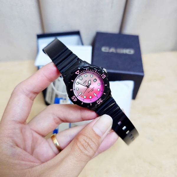 Đồng Hồ Nữ Casio Quartz LRW-200H-4EVDF Dây Nhựa Đen Vỏ Đen Mặt Hồng Trắng