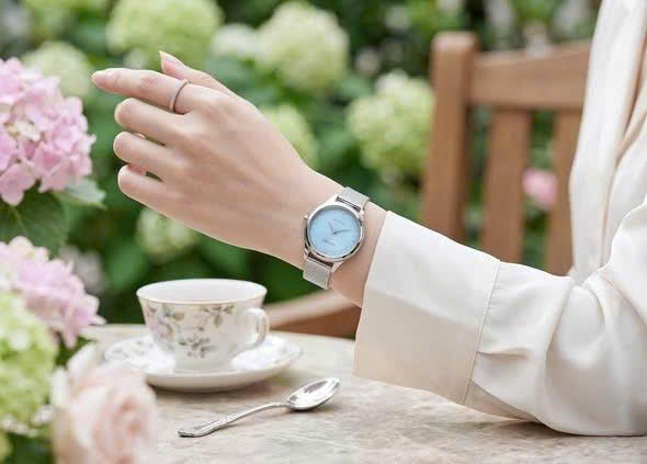 Đồng Hồ Nữ Citizen Eco-drive EM0501-89M