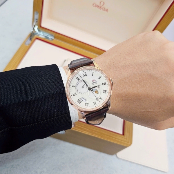 Đồng Hồ Nam Orient Automatic Sun And Moon Gen 3 Rose RA-AK0007S10B ( RA-AK0007S30B ) ( RA-AK0007S ) ( RN-AK0001S )