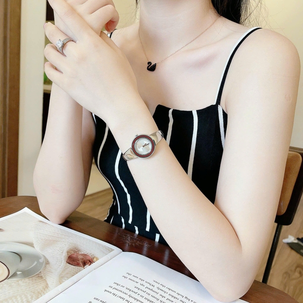 Đồng Hồ Nữ Gucci Quartz U-Play Stainless YA129506