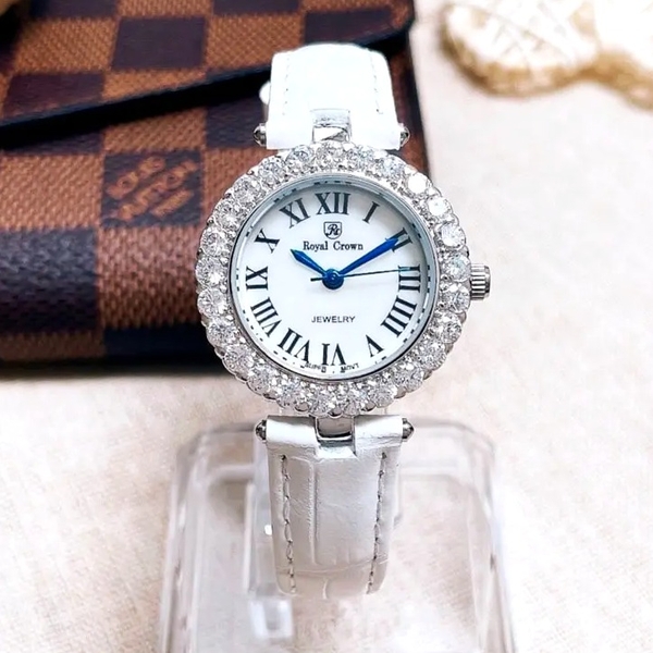 Đồng Hồ Nữ Royal Crown Quartz 6305 Dây Da Trắng Mặt Trắng Viền Đá