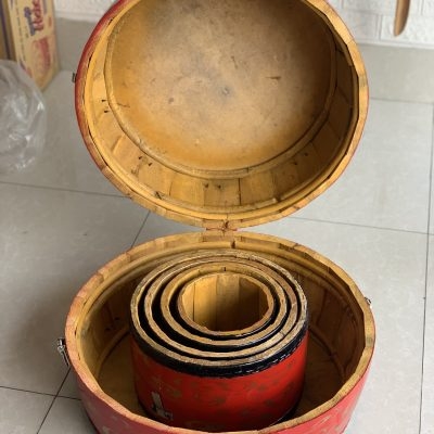 Trống An Duy chế tác trống truyền thống tại xưởng.