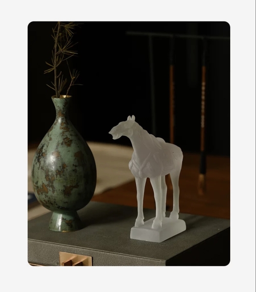 NGỰA BẠCH MÃ TRONG SUỐT