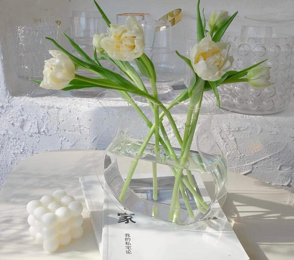 BÌNH HOA ACRYLIC TUILIP TRẮNG TRONG SUỐT