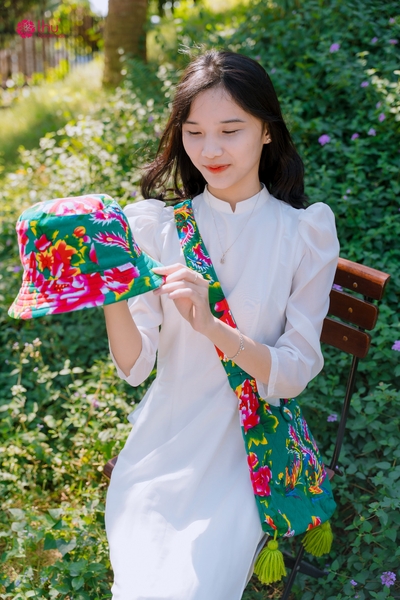 cô gái sử dụng túi mũ công