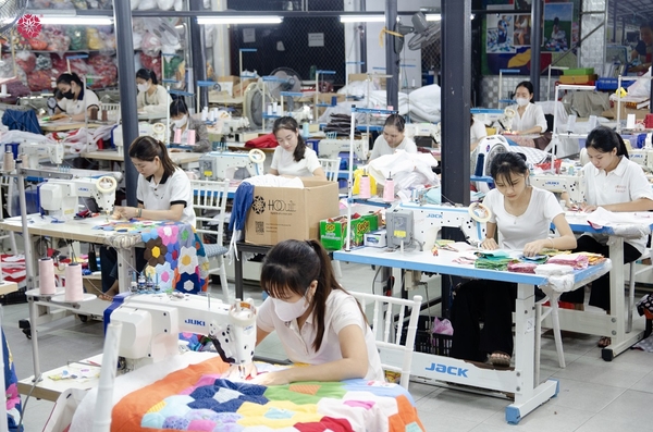 Các nghệ nhân HQQuilt đang may ghép vải, chần bông