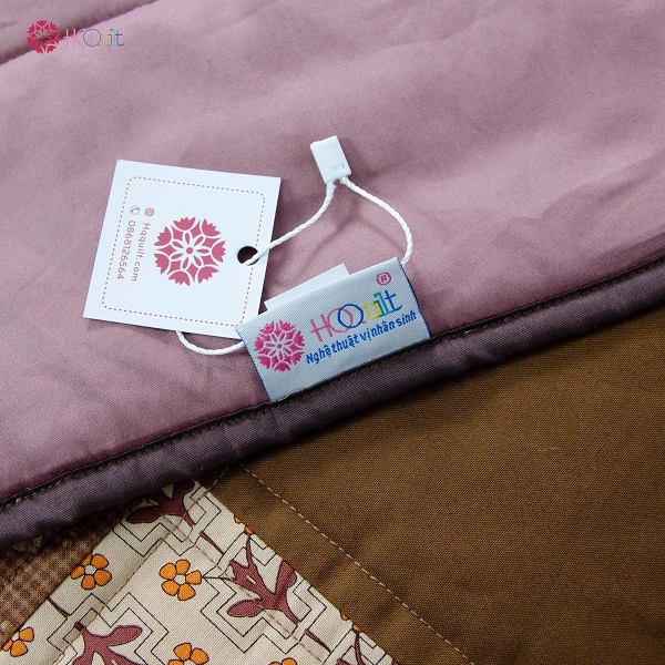 Chất liệu vải thô cotton, mặt đắp là thô lụa