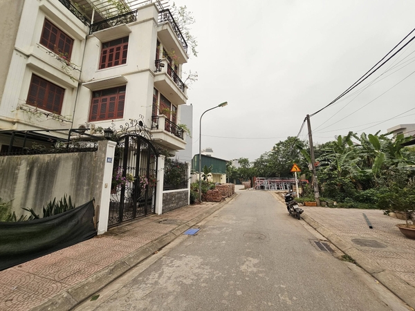 Bán đất đấu giá Cự Khối, gần Hồ Đầm Tranh, DT 91m2, MT 7m, đường 9m, ô tô tránh nhau