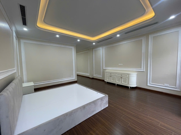 Bán nhà phân lô chân cầu Vĩnh Tuy, 7 tầng, DT 90m2, MT 5m, 4PN, có thang máy, gara