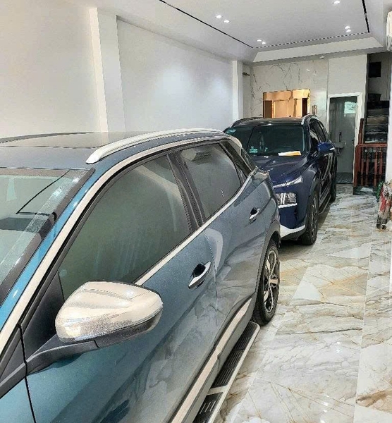 Bán nhà phân lô chân cầu Vĩnh Tuy, 8 tầng, DT 50m2, MT 3.6m, 3PN, có thang máy, gara ô tô