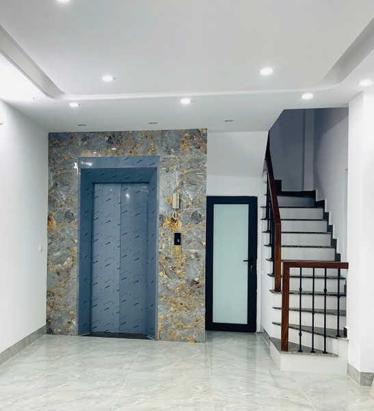 Bán nhà phố Xuân Đỗ, Cự Khối, 6 tầng, DT 53m2, MT 4m, 4PN, có thang máy, gara ô tô