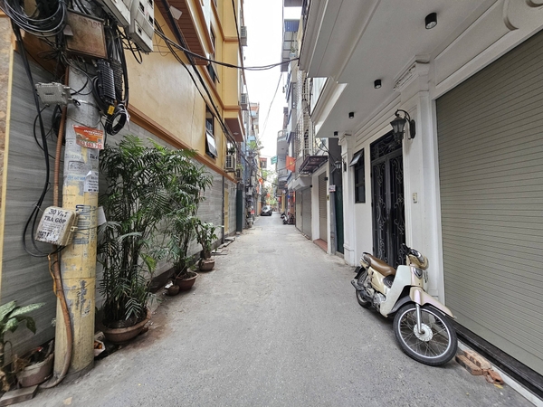 Bán đất phố Cầu Bây, gần Tiểu học Vũ Xuân Thiều, DT 43m2, MT 3.7m, ô tô 7 chỗ vào nhà