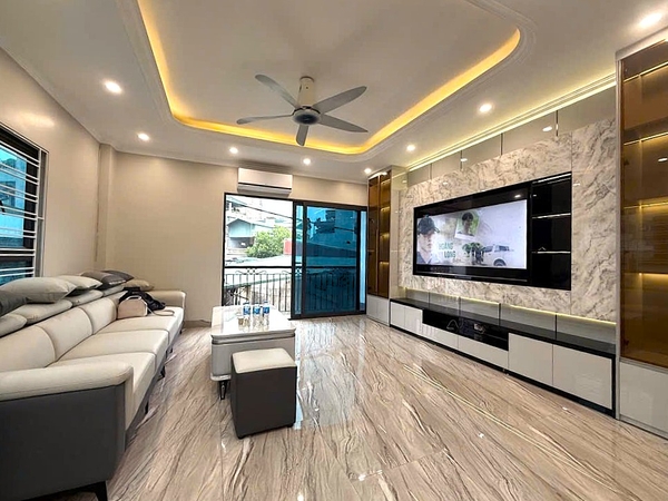 Bán nhà Ngõ 63 phố Cổ Linh, Thạch Bàn, 6 tầng, DT 40m2, MT 4.7m, có thang máy, gara ô tô