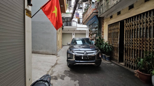 Bán đất phố Cầu Bây, gần Tiểu học Vũ Xuân Thiều, DT 43m2, MT 3.7m, ô tô 7 chỗ vào nhà