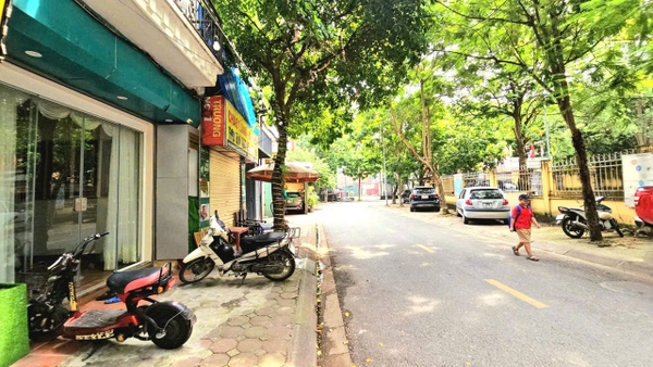 Bán nhà mặt ngõ 95 Vũ Xuân Thiều, 6 tầng, DT 70m2, 3 mặt tiền, thang máy, gara ô tô