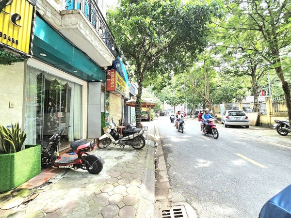 Bán nhà mặt ngõ 95 Vũ Xuân Thiều, 6 tầng, DT 70m2, 3 mặt tiền, thang máy, gara ô tô