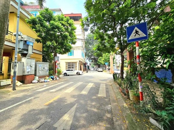 Bán nhà mặt ngõ 95 Vũ Xuân Thiều, 6 tầng, DT 70m2, 3 mặt tiền, thang máy, gara ô tô