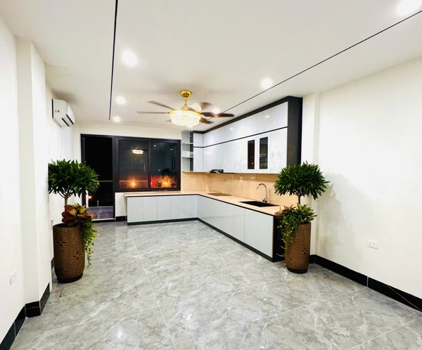 Bán nhà mặt ngõ phố Trạm, 7 tầng, DT 60m2, MT 4m, 4PN, Full nội thất, thang máy, gara