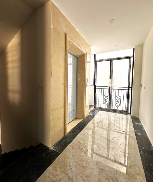 Bán nhà phố Lâm Hạ, gần hồ Hàng Không, 7 tầng, DT 68m2, MT 5m, 4PN, full nội thất