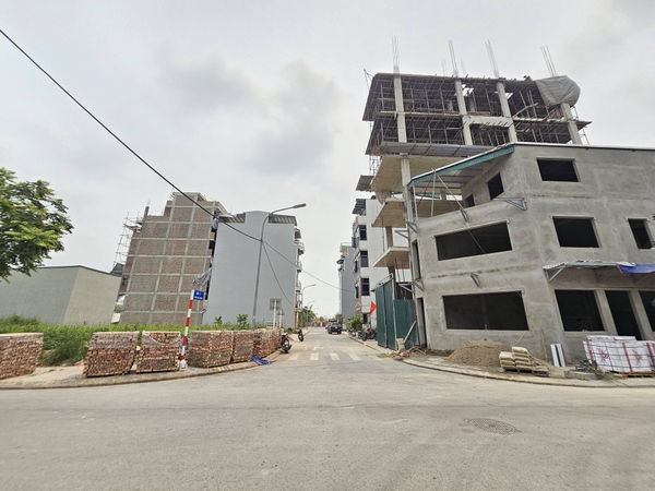Bán đất đấu giá Cự Khối, gần Hồ Cự Khối, Lô góc, DT 83m2, MT 7.6m, tiện kinh doanh