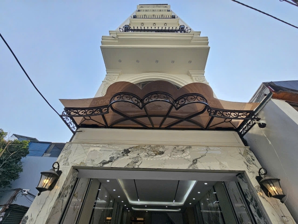 Bán nhà Ngõ 204 Cổ Linh, gần Aeon Mall, 7 tầng, DT 61m2, MT 4m, 4PN, có thang máy, gara