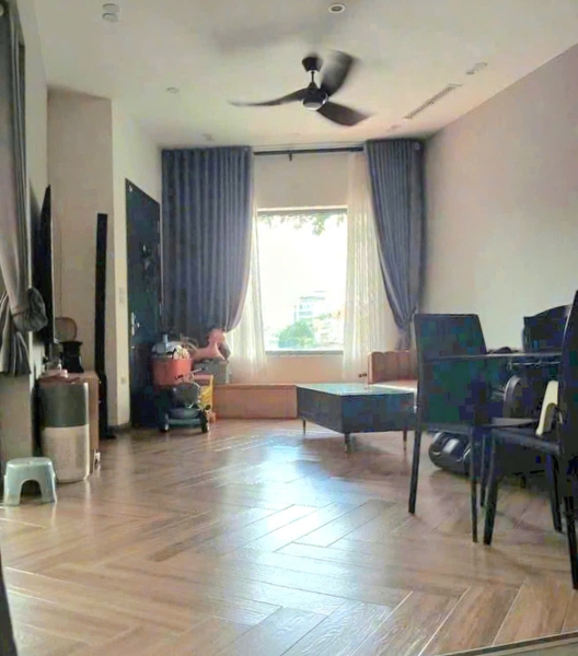 Bán nhà mặt hồ Cự Khối, 3 tầng, DT 100m2, MT 9m, lô góc, 3PN, view hồ, Đông Nam, 2026