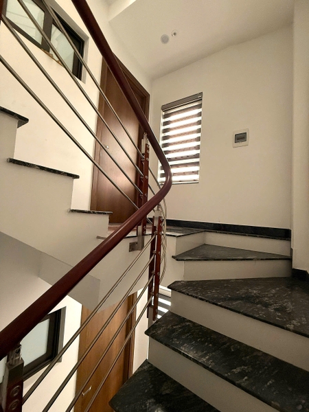 Bán nhà ngõ 565 Bát Khối, Cự Khối, 6 tầng, DT 35m2, MT 3.85m, 3PN, có gara ô tô, 2025