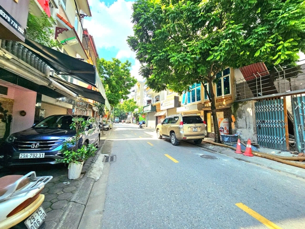 Bán nhà mặt ngõ 95 Vũ Xuân Thiều, 6 tầng, DT 70m2, 3 mặt tiền, thang máy, gara ô tô