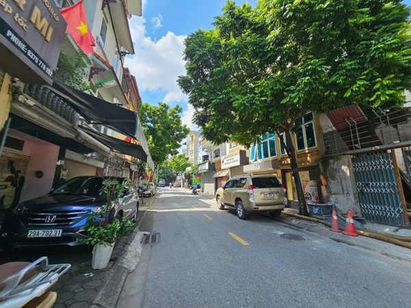 Bán nhà mặt ngõ 95 Vũ Xuân Thiều, 6 tầng, DT 70m2, 3 mặt tiền, thang máy, gara ô tô