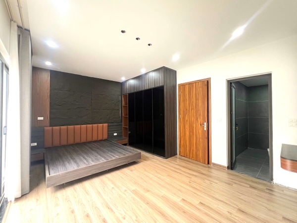 Bán nhà Ngõ 61 phố Trạm, 6 tầng, DT 40m2, MT 5.4m, 3PN, full nội thất, có thang máy, 2026