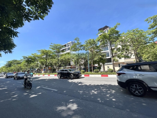 Bán đất mặt phố Cổ Linh, Thạch Bàn, DT 73m2, MT 7m, tiện kinh doanh, buôn bán, 32.5 tỷ