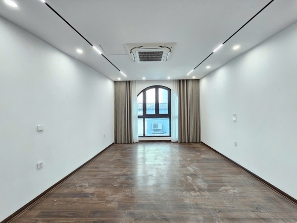 Bán nhà Ngõ 204 Cổ Linh, gần Aeon Mall, 7 tầng, DT 61m2, MT 4m, 4PN, có thang máy, gara