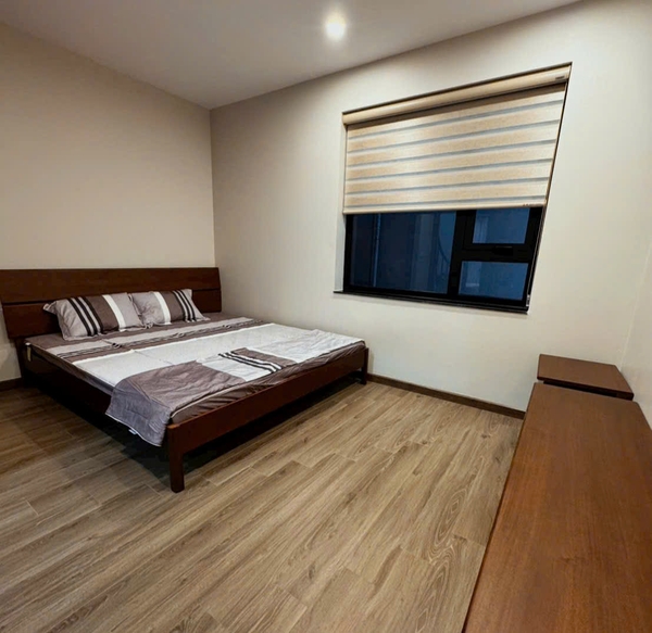 Bán nhà phố Lệ Mật, gần chợ Ô Cách, 4 tầng, DT 70m2, MT 4.4m, 4PN, full nội thất