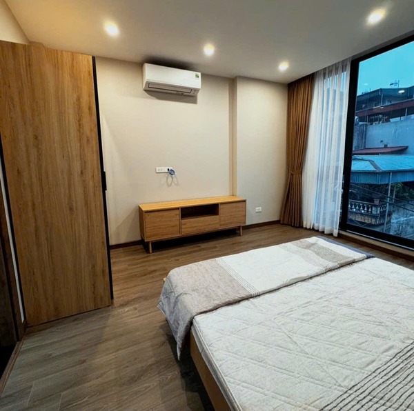 Bán nhà phố Lệ Mật, gần chợ Ô Cách, 4 tầng, DT 70m2, MT 4.4m, 4PN, full nội thất