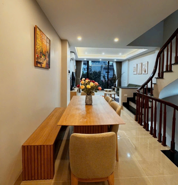 Bán nhà phố Lệ Mật, gần chợ Ô Cách, 4 tầng, DT 70m2, MT 4.4m, 4PN, full nội thất