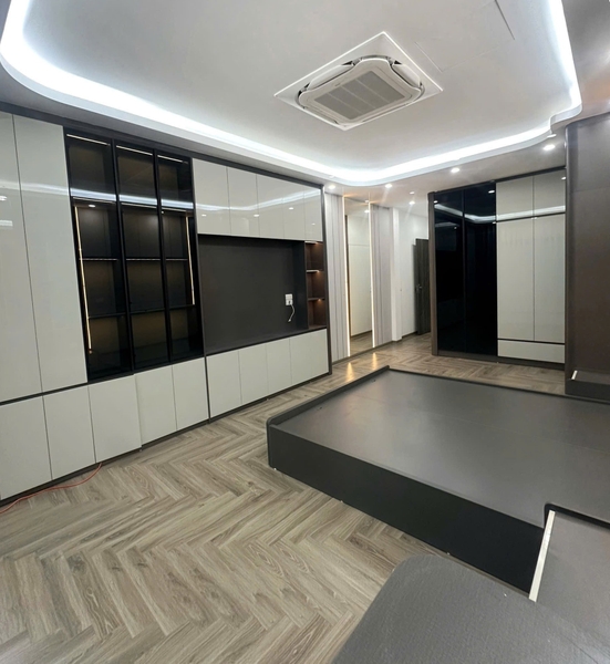 Bán nhà phân lô Cổ Linh, Thạch Bàn, 7 tầng, DT 40m2, MT 3.8m, tiện kinh doanh, 2026