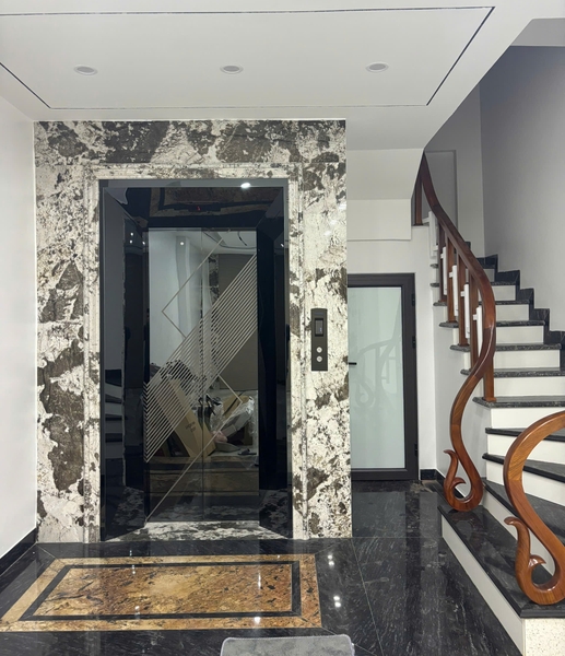 Bán nhà phố Nguyễn Văn Cừ, Gia Thụy, 7 tầng, DT 48m2, MT 4m, 4PN, thang máy, gara ô tô